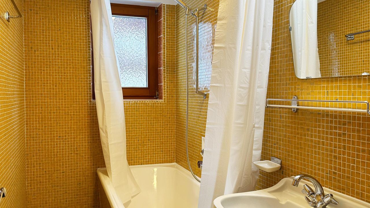bethroom with tub bethroom with tub